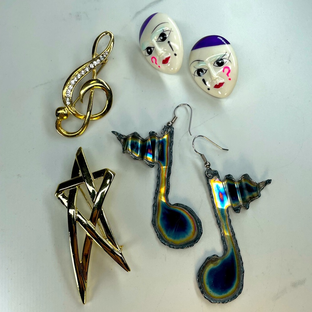 VINTAGE jewelry lot 2 earrings 2 pins, gold silver white black music drama star